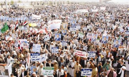 جانب من الحشود الملايينية في جمعة (إن مع العسر يسرا) أمس